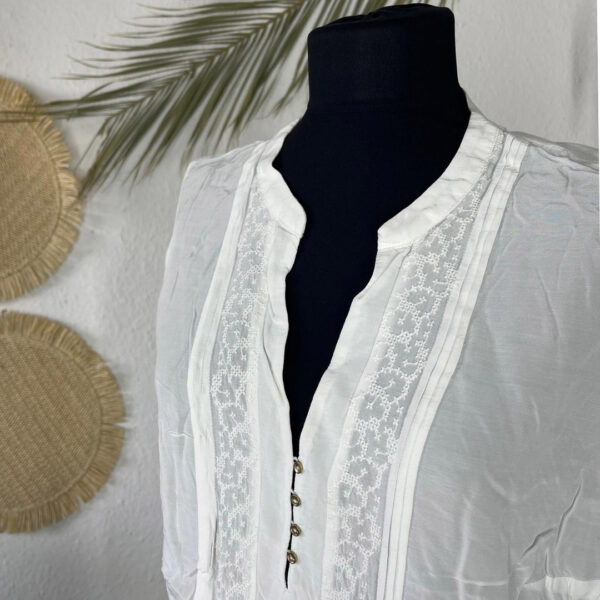 Bela bluza Massimo Dutti s čipkastim detaljem na prednjoj strani i dugmadima.