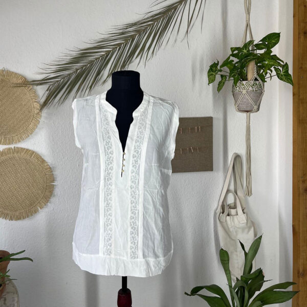 Bela bluza Massimo Dutti, bez rukava, s elegantnim čipkastim detaljima, prikazana na lutki.