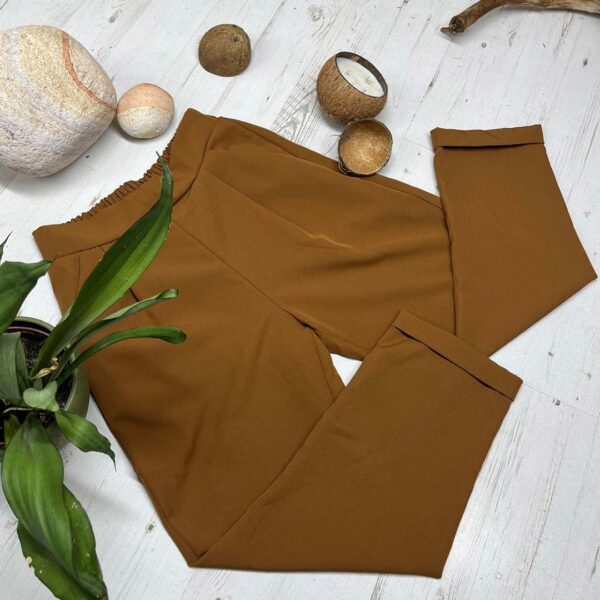 Braon pantalone sa elastičnim pojasom i elegantnim dizajnom