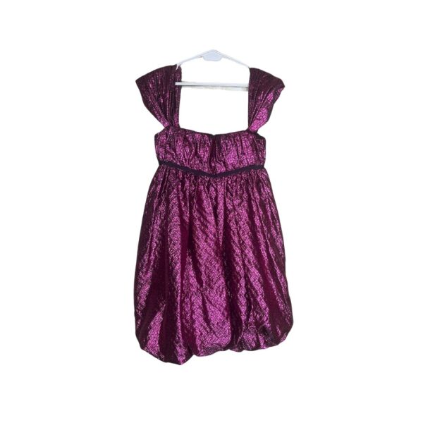 Prednji pogled na kratku, ljubičastu haljinu sa sjajnom teksturom i širokim naramenicama.