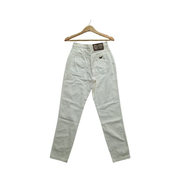 Pogled spreda na Armani Jeans bele pantalone, elegantan i moderan izgled - Kokos.rs