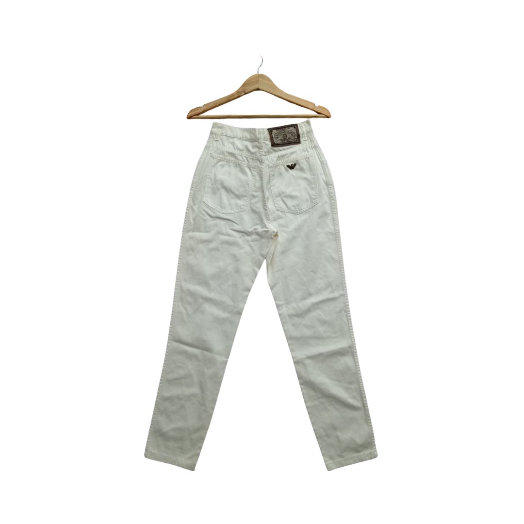 Pogled spreda na Armani Jeans bele pantalone, elegantan i moderan izgled - Kokos.rs