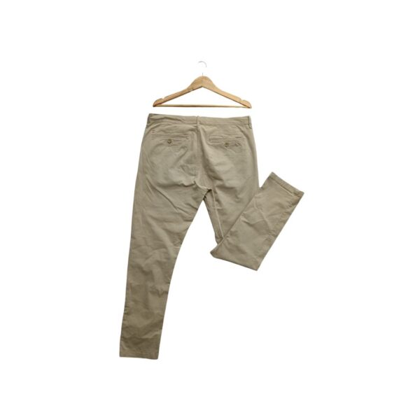 Zadnji deo bež Springfield chinos pantalona na vešalici