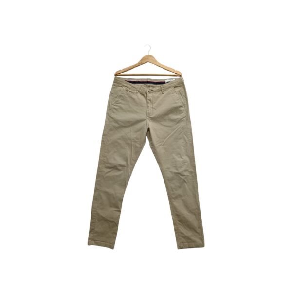 Prednji deo bež Springfield chinos pantalona na vešalici