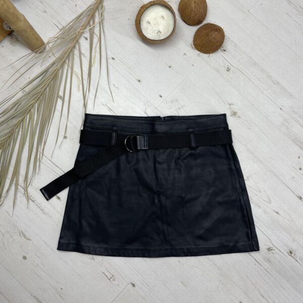 Crna kožna mini suknja iz Zare sa kaišem, prikazana na svetloj podlozi.