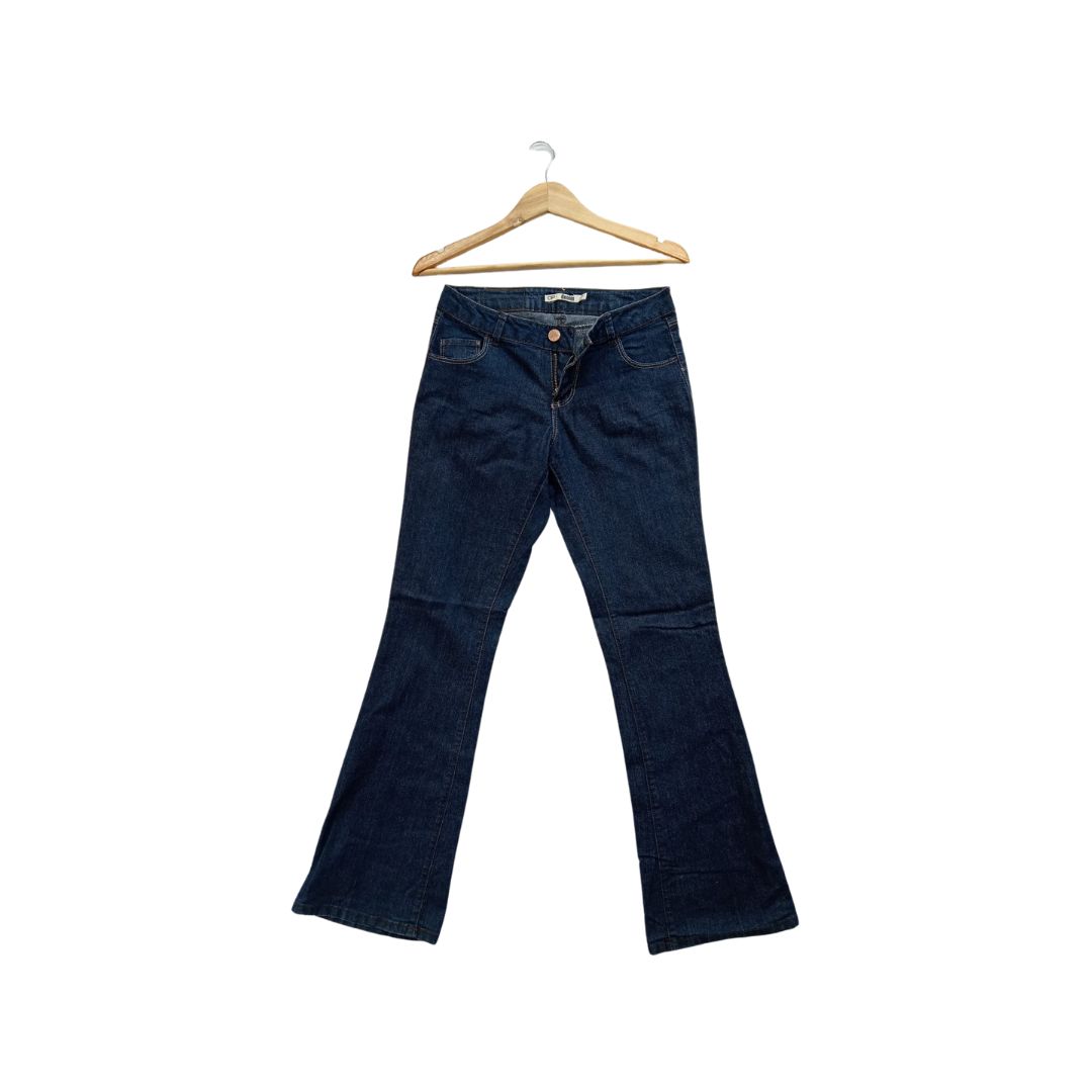 Tamno plave farmerke na vešalici, klasik denim, idealne za svaki stil - Kokos.rs