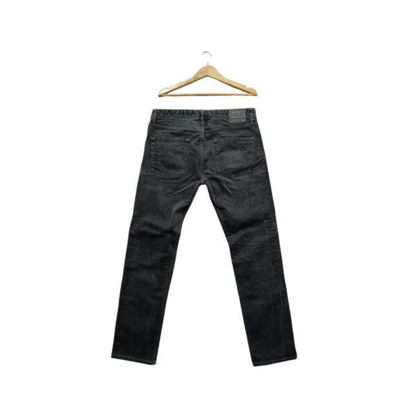 Zadnji deo crnih Jack & Jones farmerki na vešalici