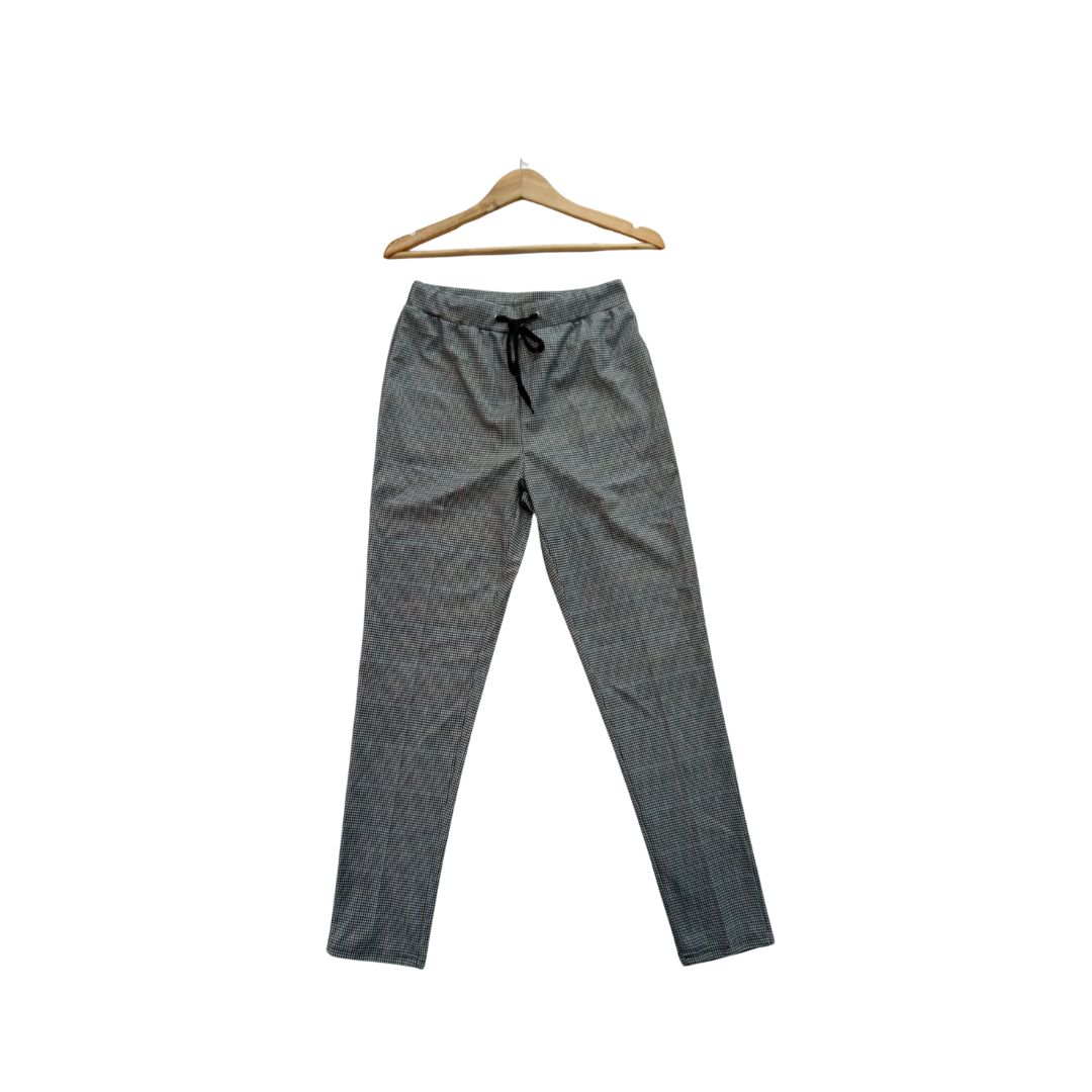 Sive elegantne pantalone na vešalici, savršene za poslovne i casual prilike - Kokos.rs