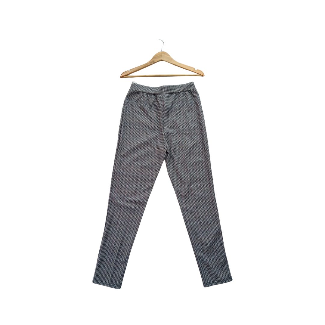 Pogled spreda na sive elegantne pantalone sa šablonom, udobne i moderne - Kokos.rs