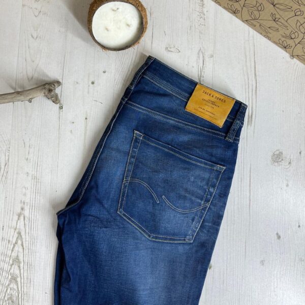 Zdnja strana muških farmerki