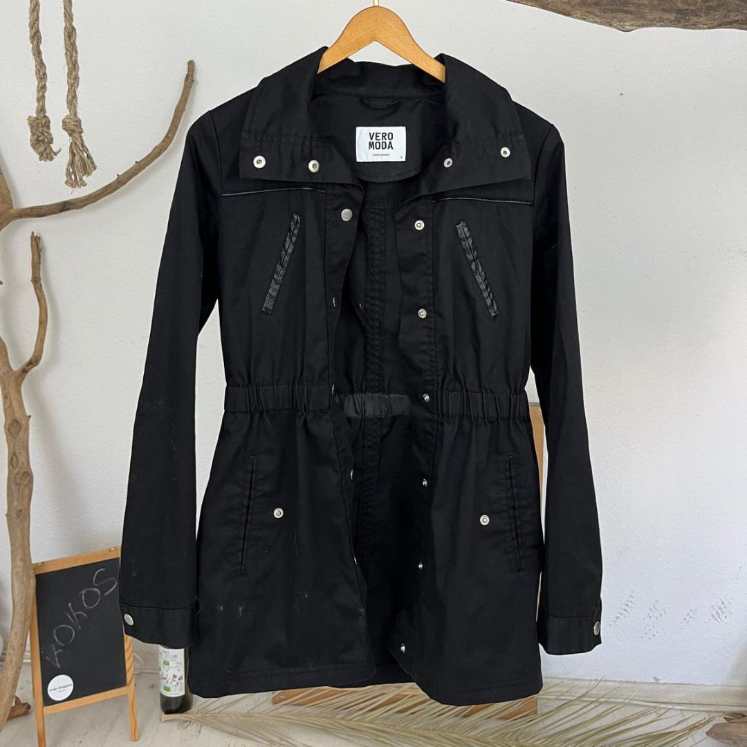 Crna jaknica Vero moda; prodaja ženske garderobe